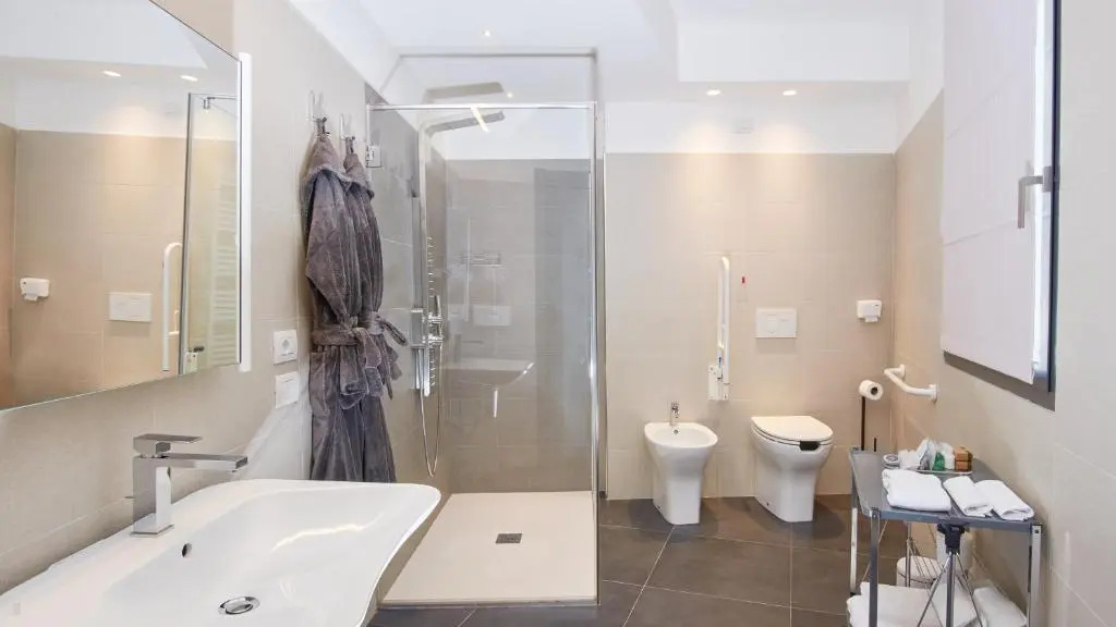Standard Double room with lake view (full double bed)