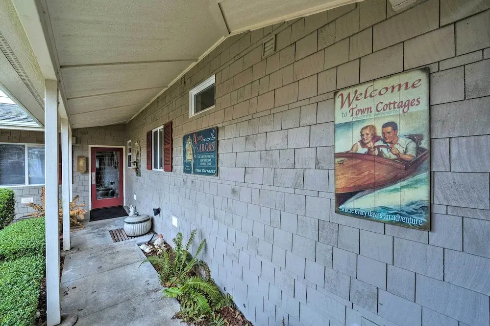 Apartment w/ Gas Fireplace ~ 1/2 Mi to Beach!