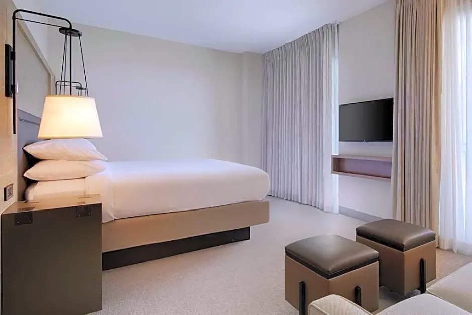 Standard Double room with partial ocean view (full double bed)