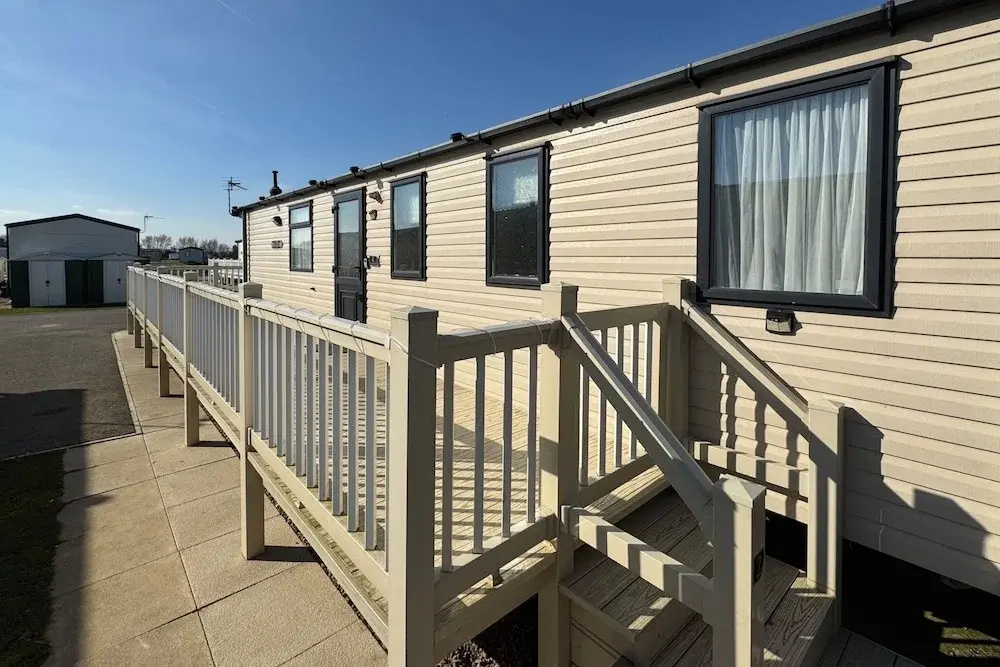 Statichome-sleeps6-lakeview-balcony-parking-petsok