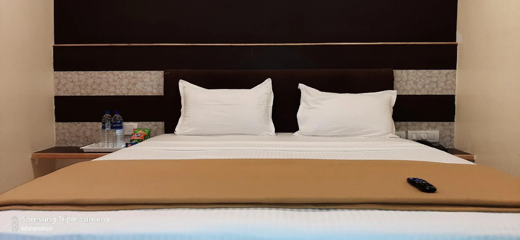 Deluxe Double room (full double bed)