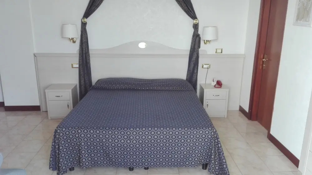 Четырёхместный номер Standard с балконом двуспальная кровать в Hotel Caravelle & Minicaravelle