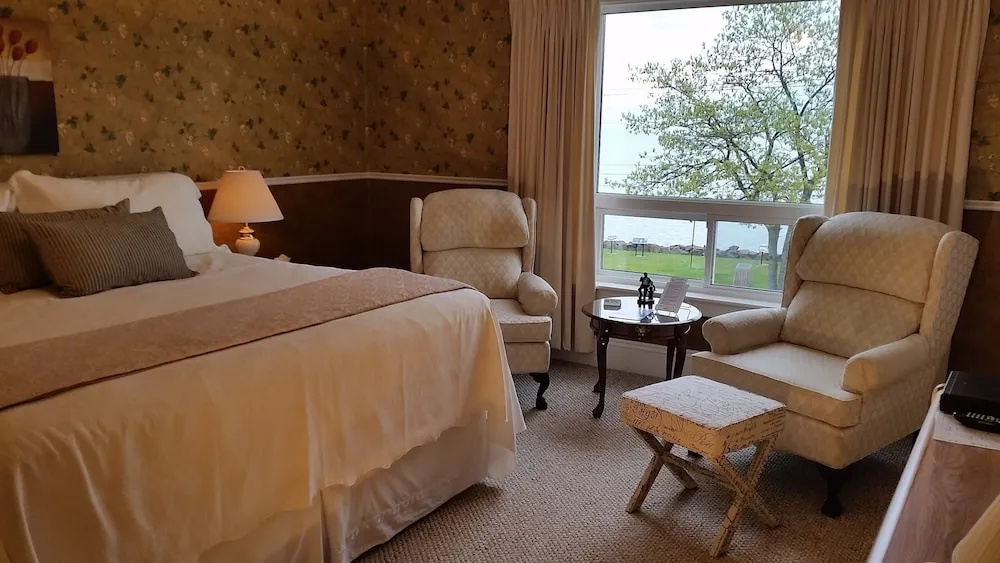 Classic Double room with bay view (full double bed)
