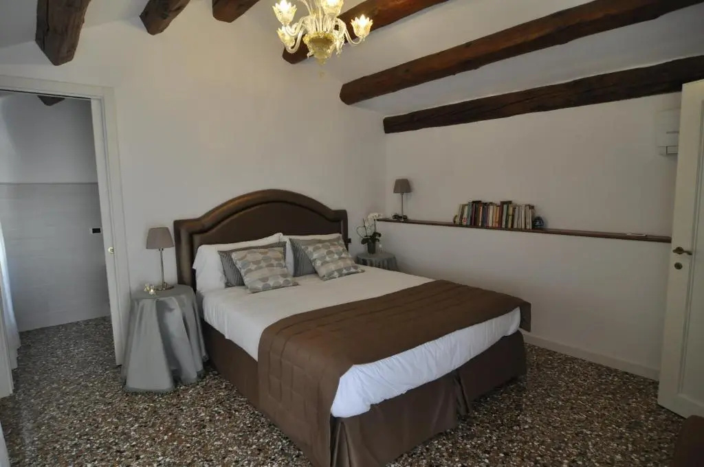 Deluxe Double room (full double bed)