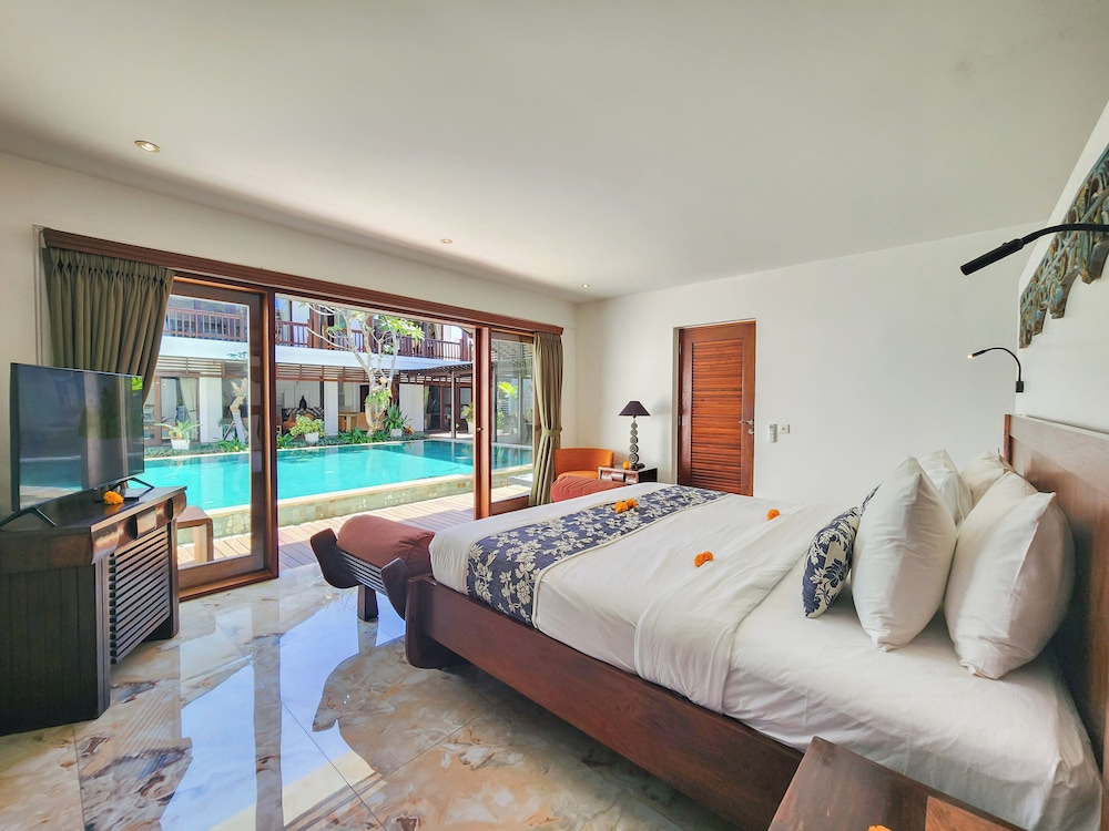 6 Bedrooms Villa