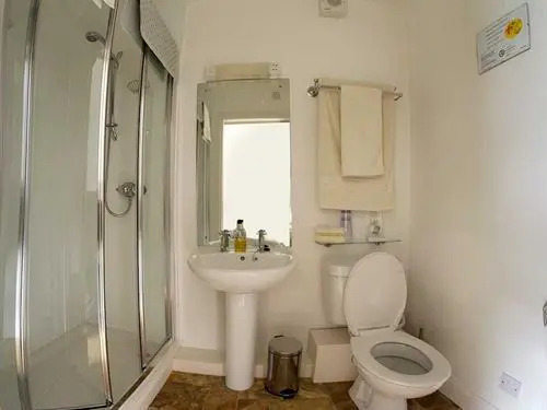 標準雙底層房間,配有雙人床。