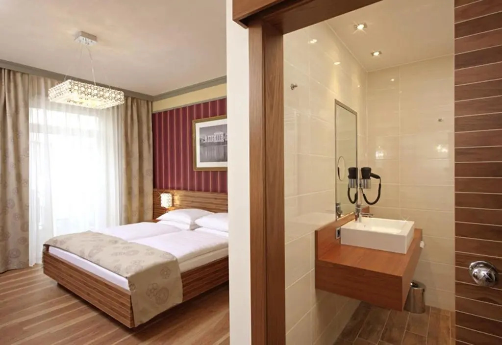 Deluxe Double room (full double bed)