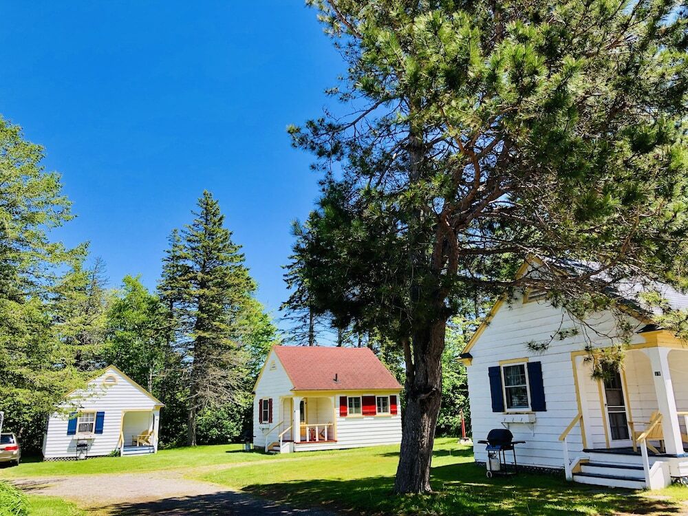 Green Gables Bungalow Court