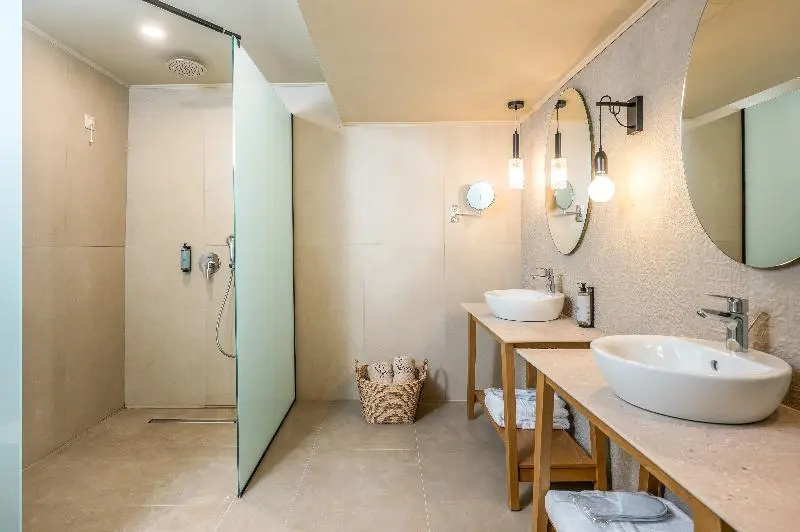 Superior Double room with garden view (full double bed)