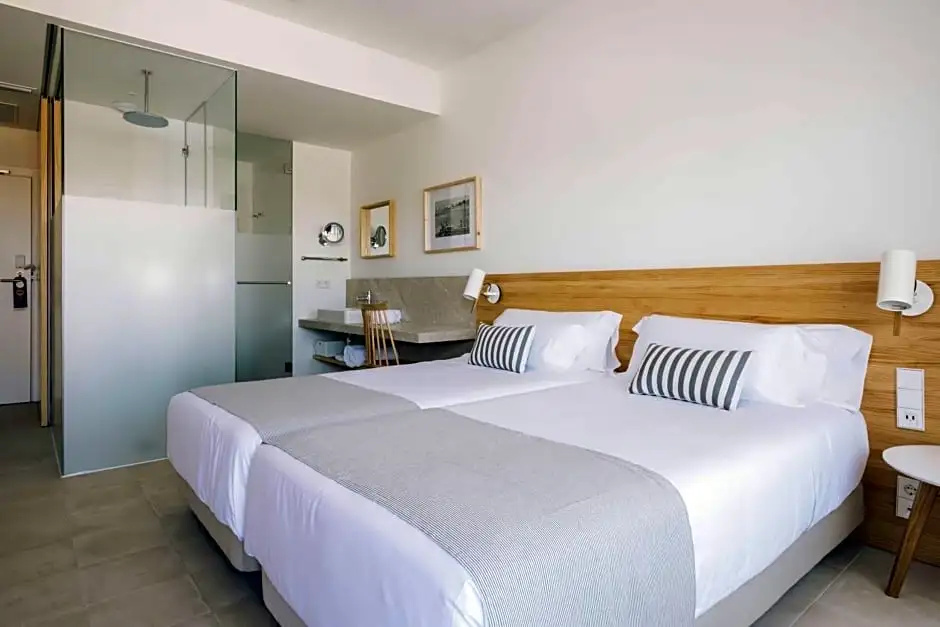 Double room with sea view (full double bed)