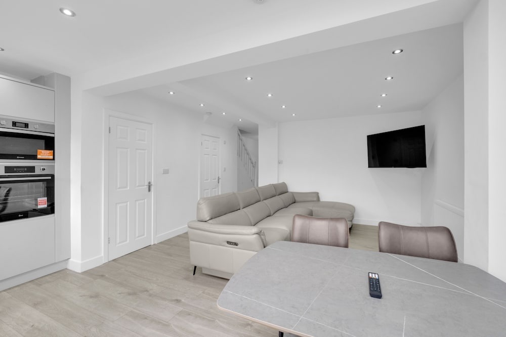 4 Bed - Sleeps 8 - Free Parking - Garden — фото 1