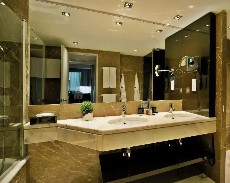 Double Suite with balcony (full double bed)