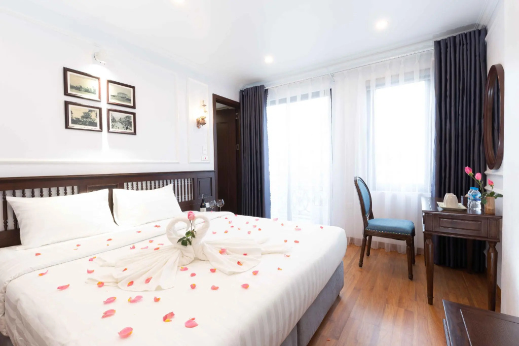 Deluxe Double room with balcony and with city view (full double bed)