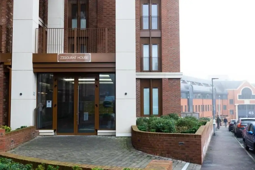 The Ridgmont-st Albans-high Street- Near Luton Airport -train Station-balcony