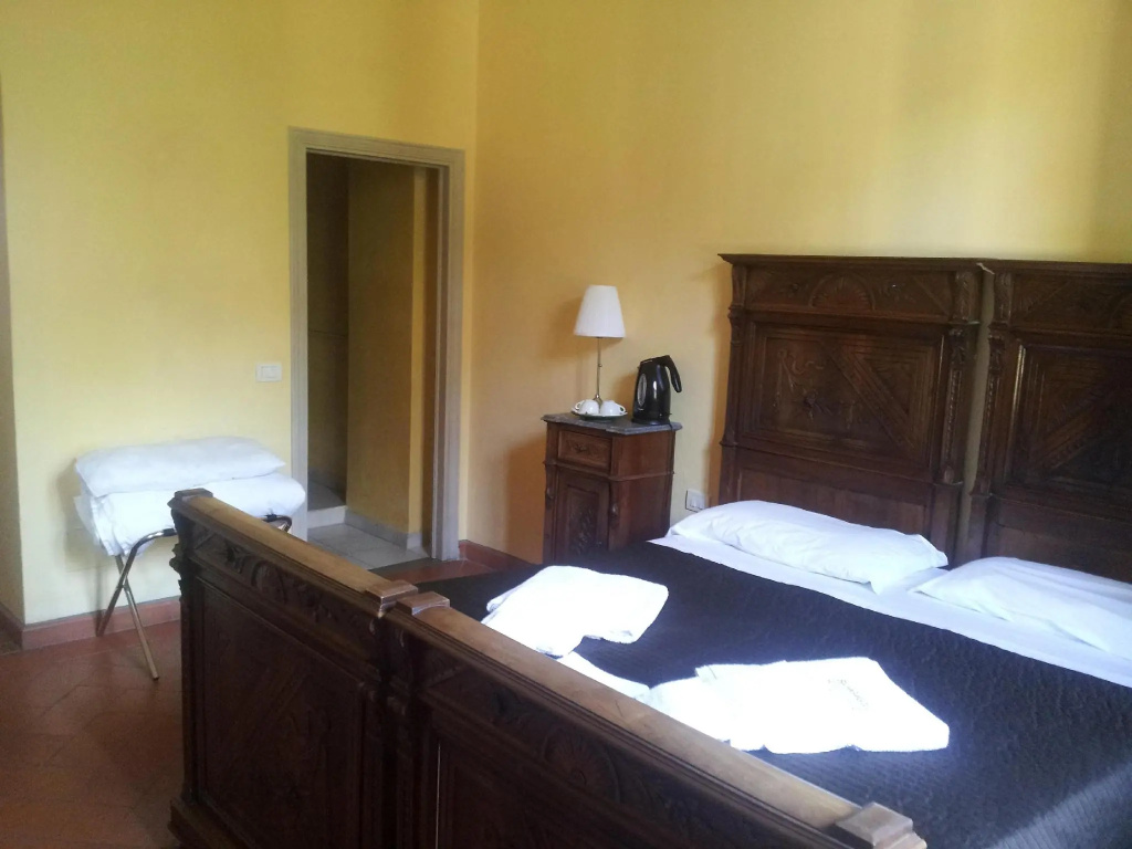 Deluxe Double room (full double bed)