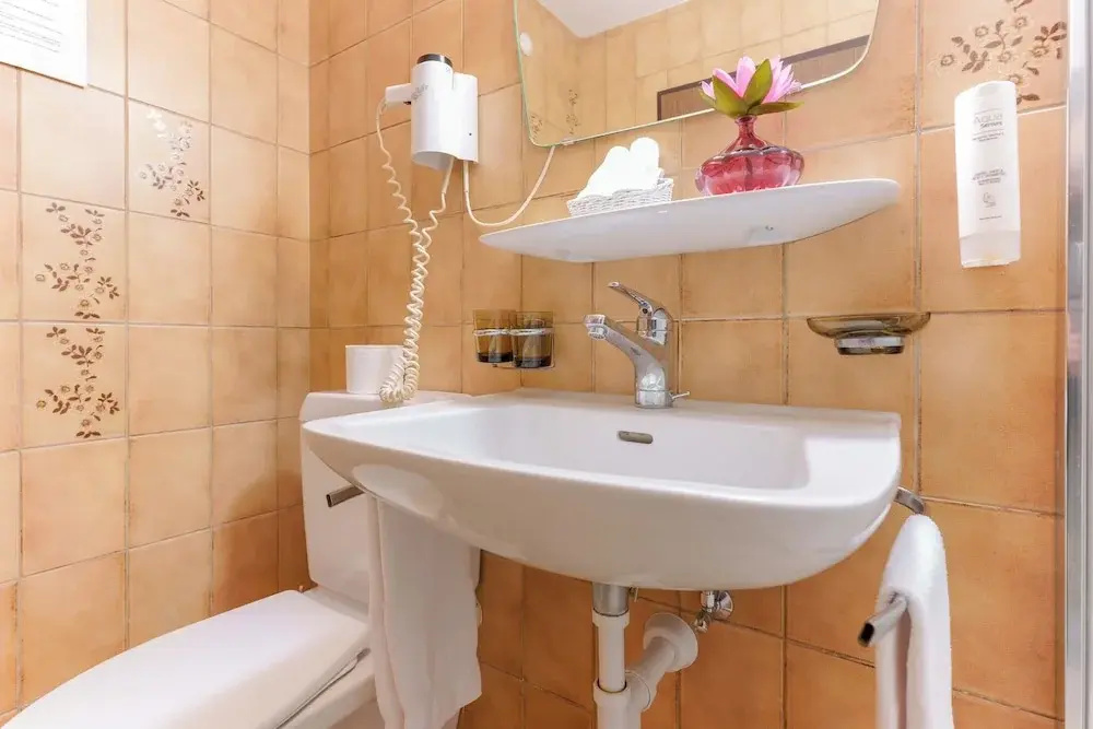 Comfort room