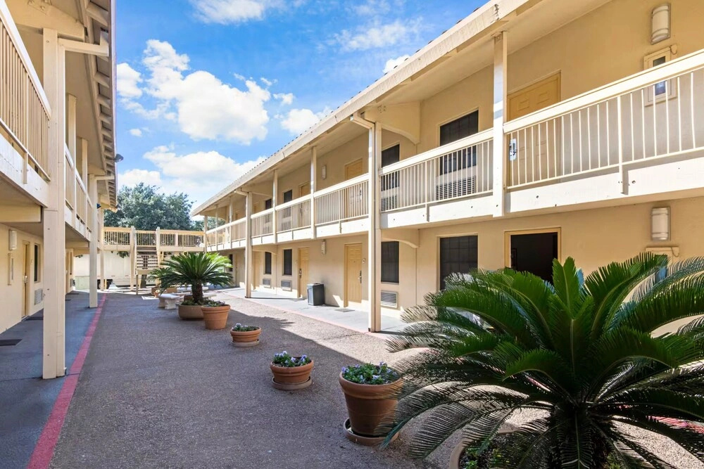 Garden inn and suites san antonio l 35