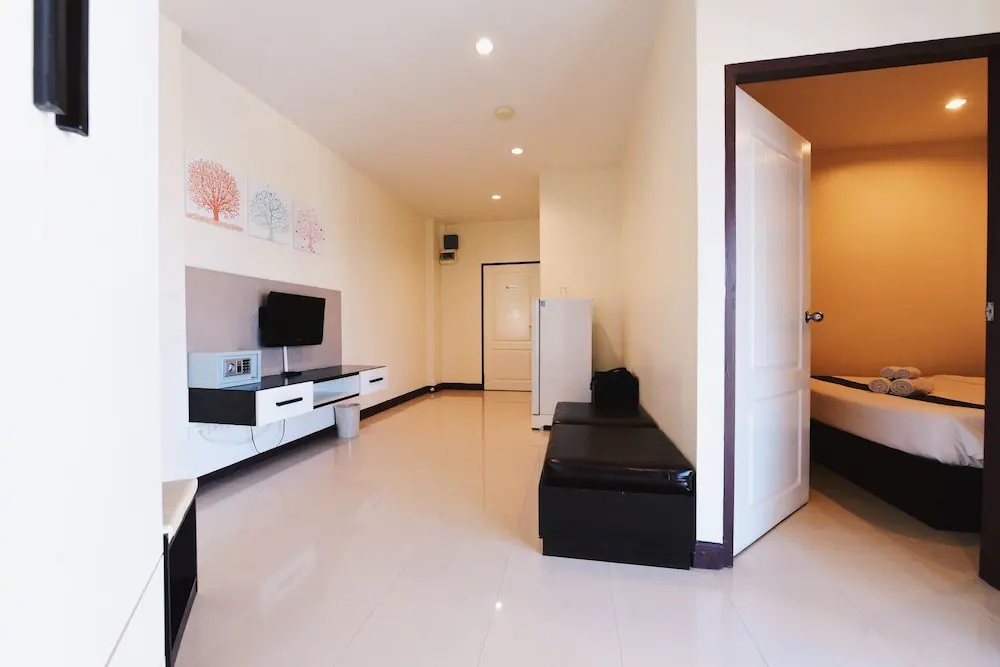 Deluxe Double room with balcony (full double bed)