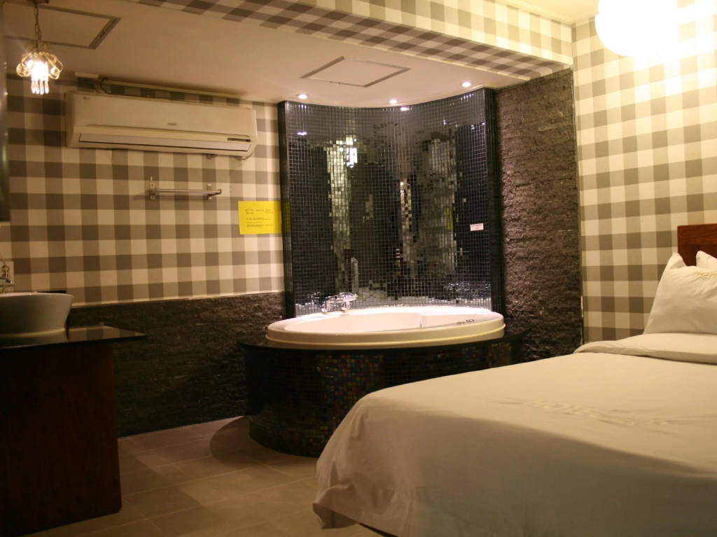 Deluxe Double room (full double bed)