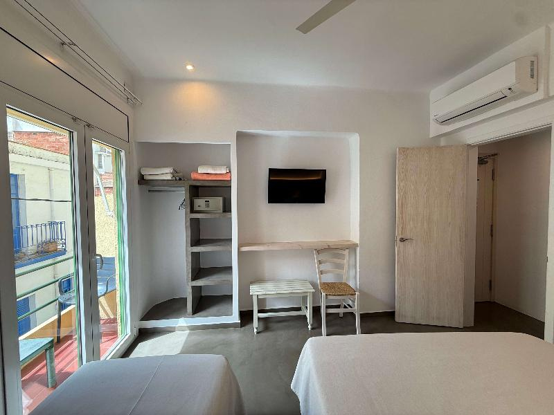 2 Bedrooms Standard Family room with balcony