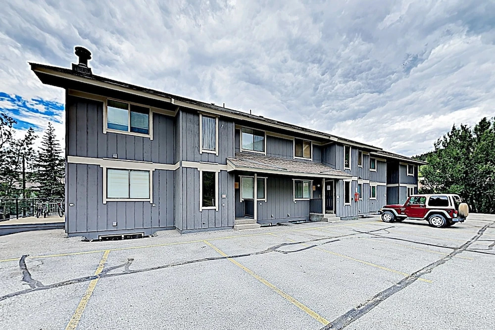 933scdue 3 Bedroom Condo