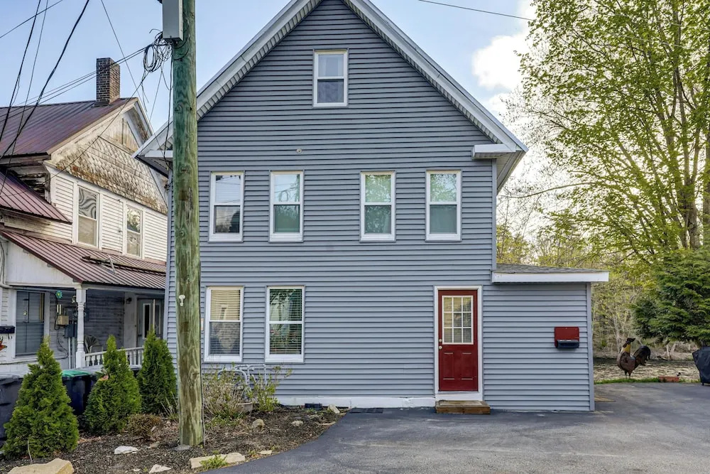 Near Trails & Lakes! Pemigewasset River Townhome