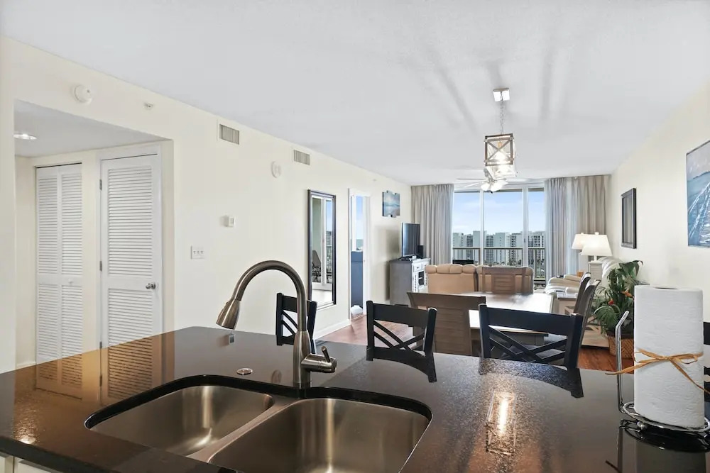 Номер Standard с 2 комнатами с балконом и с видом на океан в Terrace at Pelican Beach Resort by Panhandle Getaways