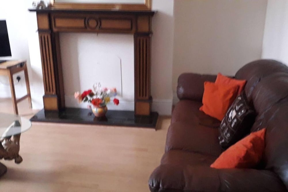 Grand 4-bed Quasi Semi House in Manchester