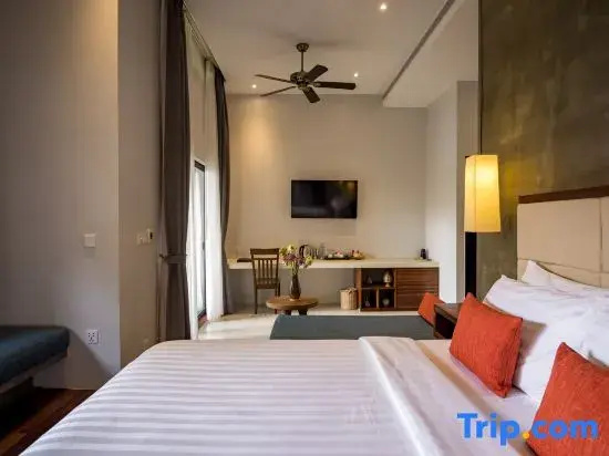 Executive room with pool view