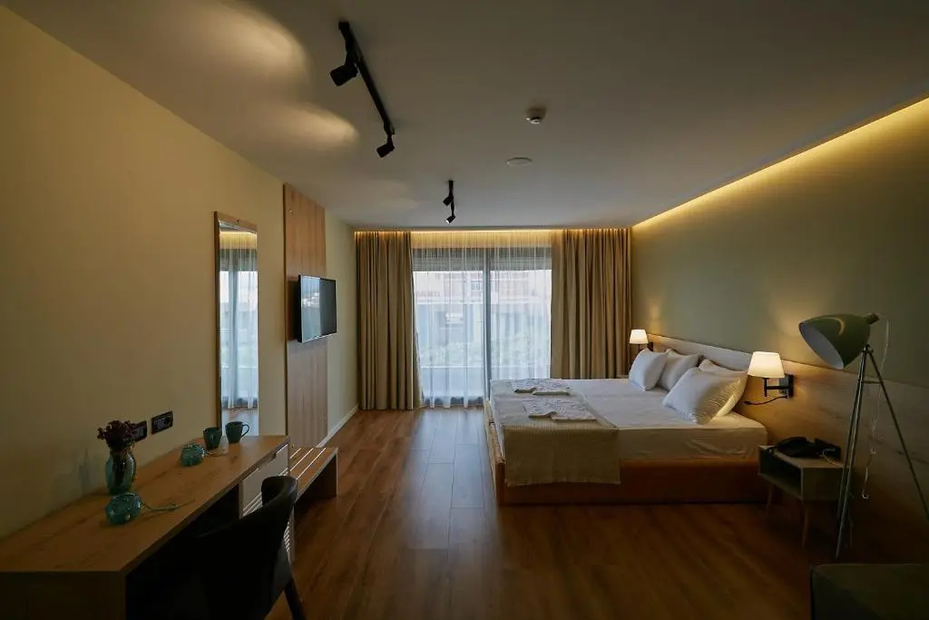 Deluxe Double room with partial sea view (full double bed)