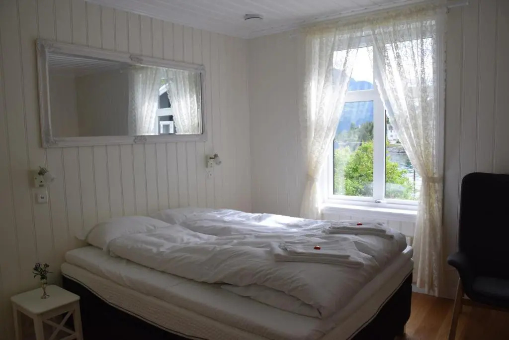 Deluxe Double room with partial sea view (full double bed)
