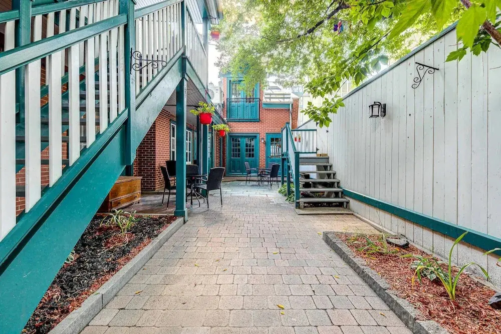 Gorgeous 3 Bedroom 2-floor Old Townhouse
