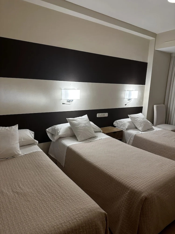 Standard Triple room with city view