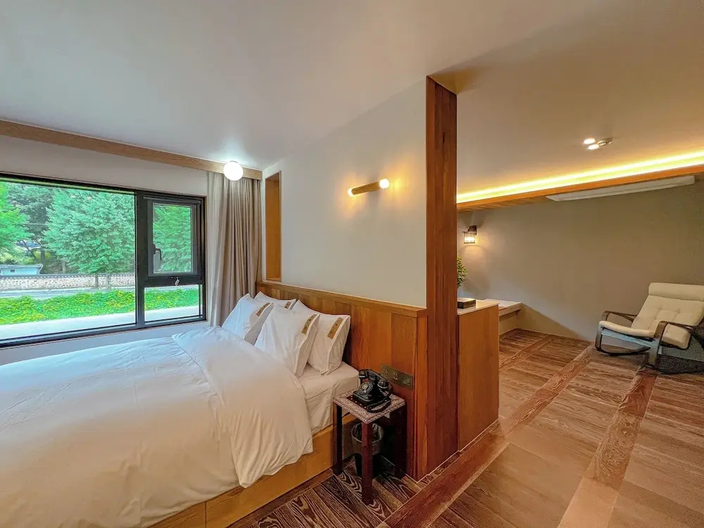 Double Suite with mountain view (full double bed)