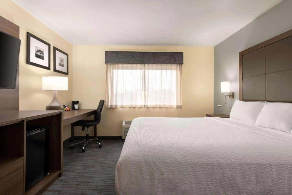 Best Western Plus Paper Valley Hotel — 5