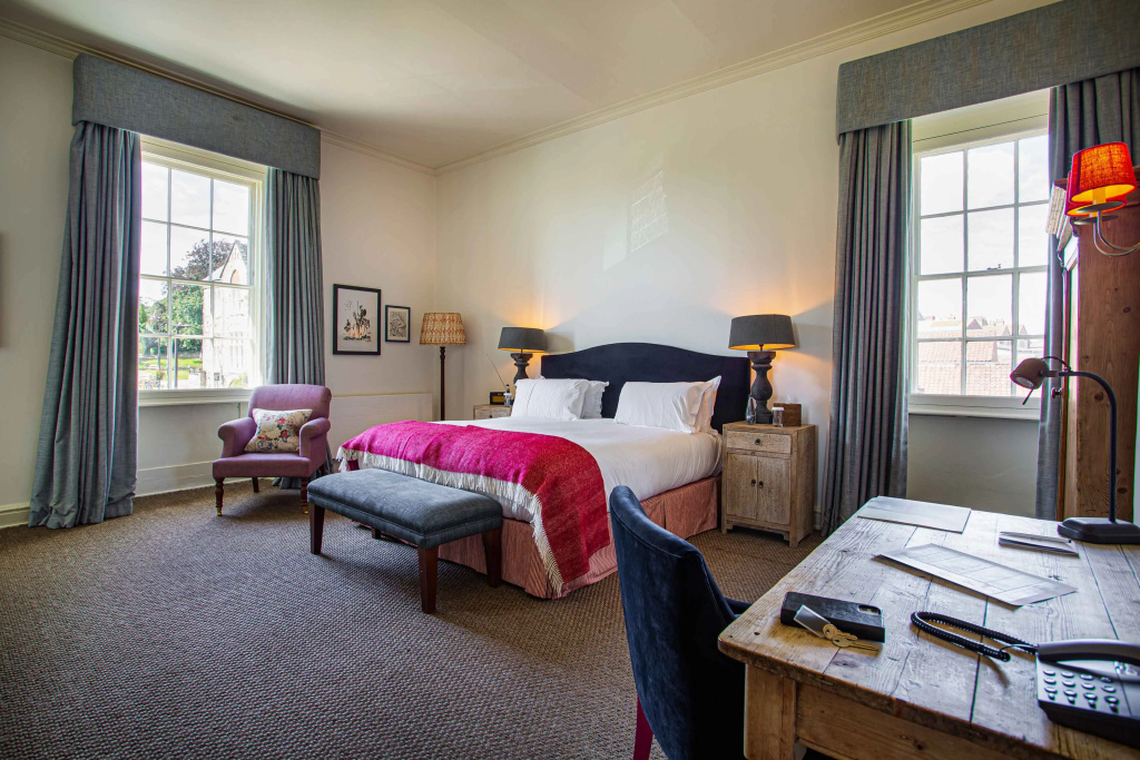Deluxe Double room (full double bed)