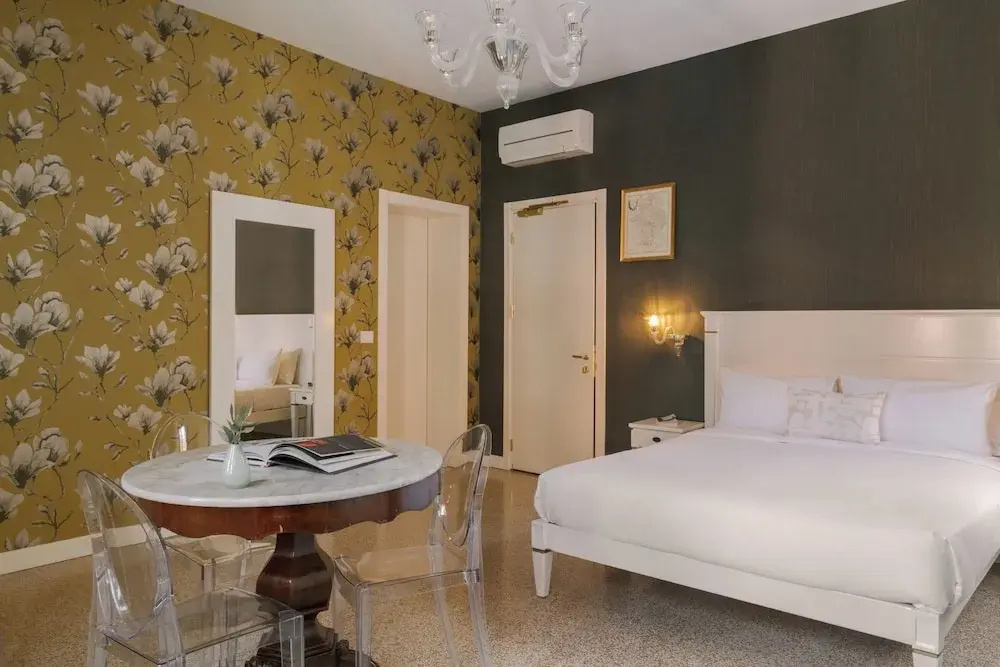 Deluxe Double room with canal view (full double bed)