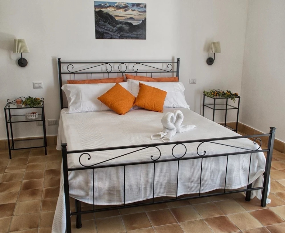 Deluxe Double room with balcony (full double bed)