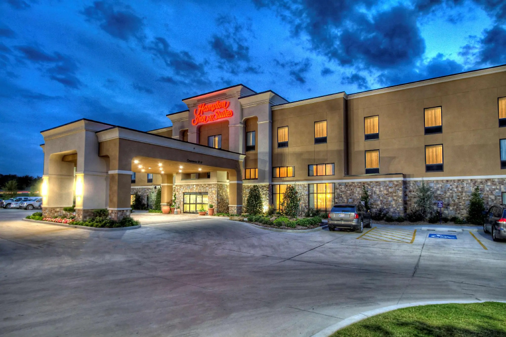 Hampton Inn & Suites Ada - Photo 1