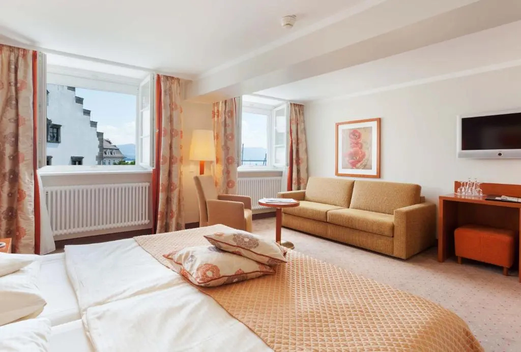 Standard Double room with lake view (full double bed)
