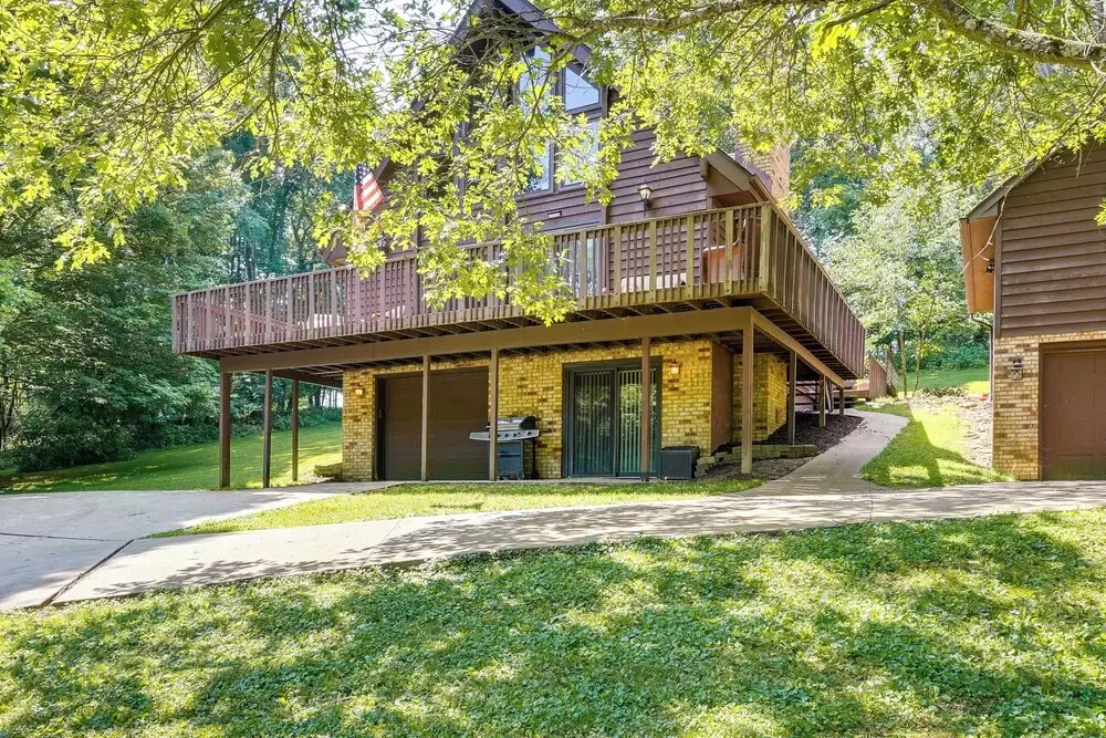 Cabin w/ Deck ~ 3 Mi to Apple Valley Lake!