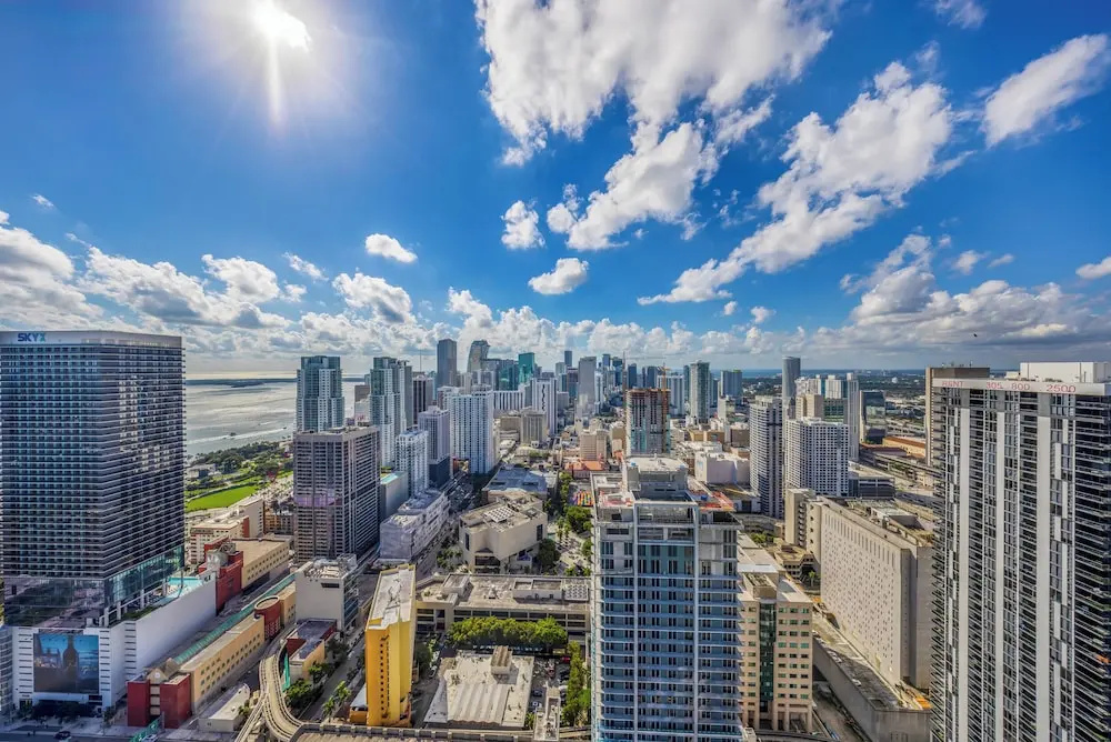 Luxe 2-BD Condo in Downtown - City Views
