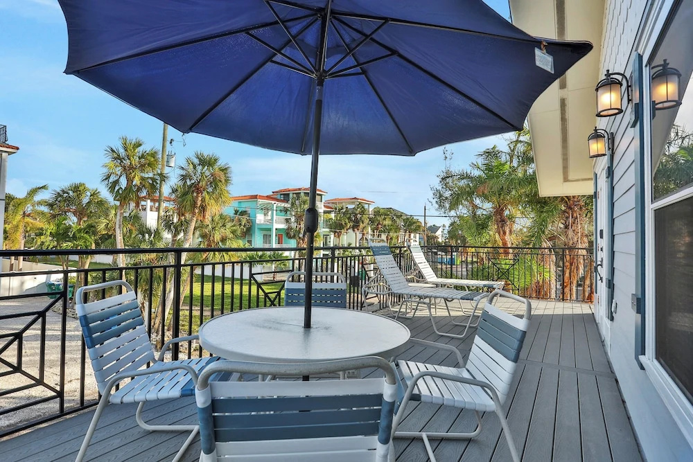 2 BR Condo w/ Gulf Views & Modern Amenities