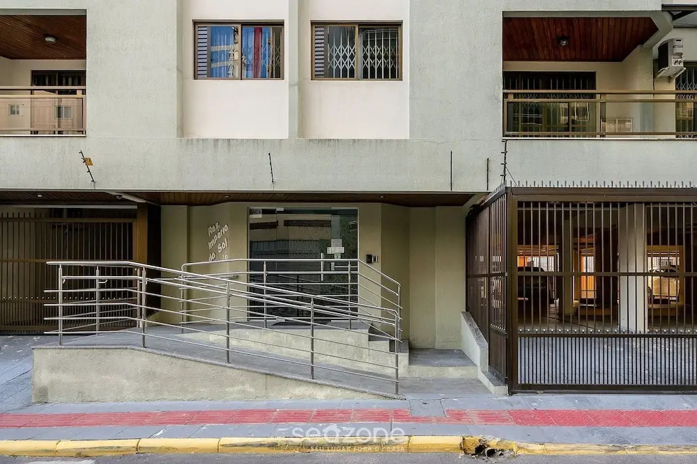 3BR Apt w/ Balcony 240m From Sea Meia Praia Eio203