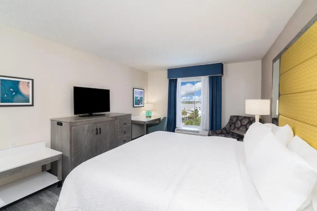 Hampton Inn and Suites Amelia Island Historic Harbor Front - Chambres
