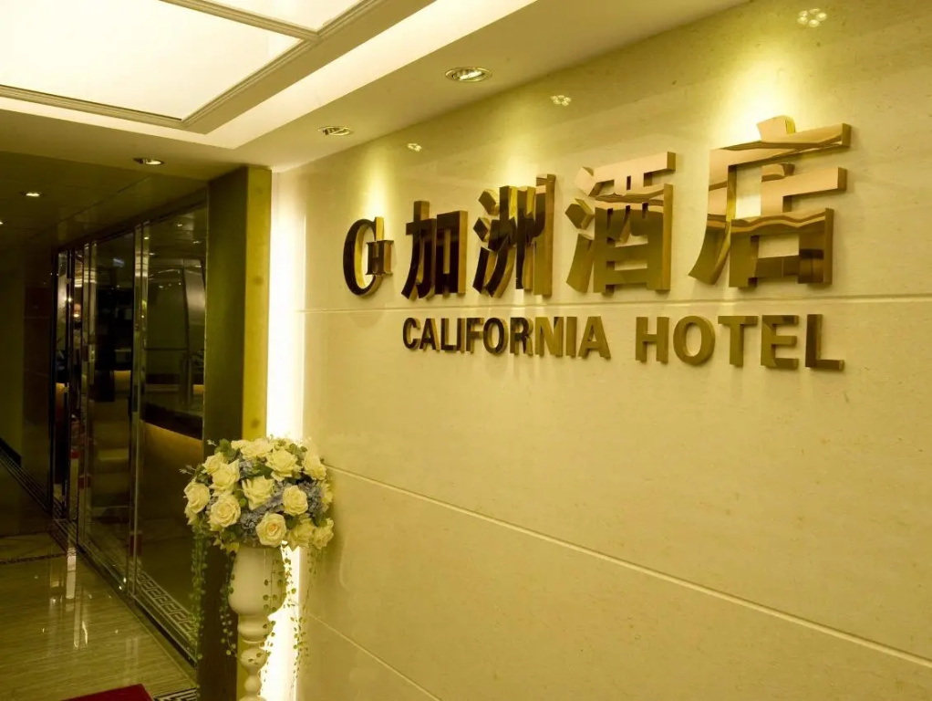 California Hotel — фото
