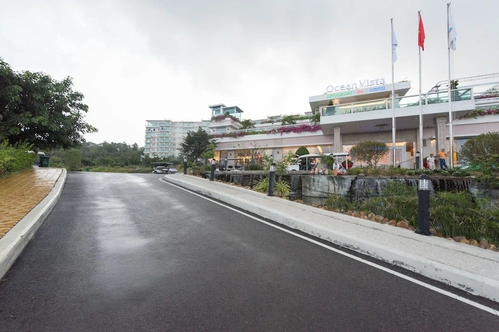 Garden view Apartment - 2 mins to beach