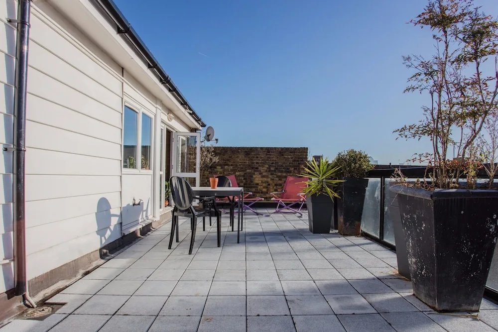 2 Bedroom Flat in Whitechapel with Large Balcony