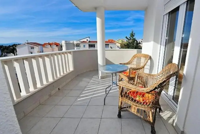 2 Bedrooms Apartment