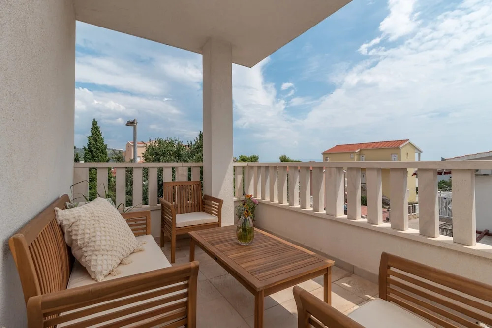 Modern apt w. Terrace, 2 min Walk to the Beach